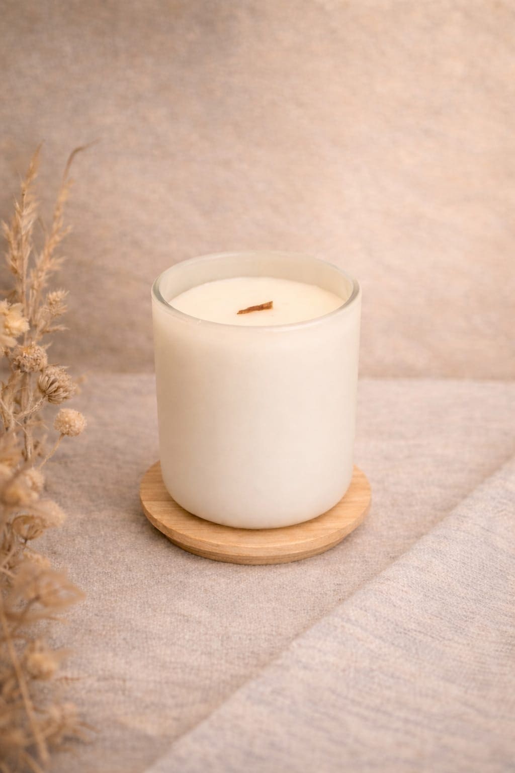 Vela aromática de cera de soya en vaso de vidrio blanco