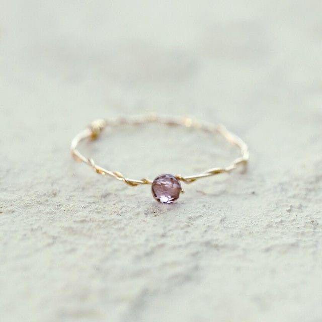 Anillo delicado con amatista