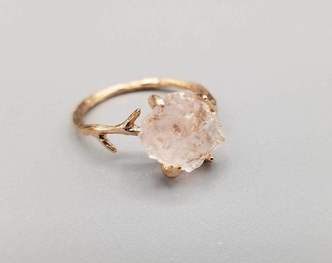 Anillo de cuarzo rosa rústico