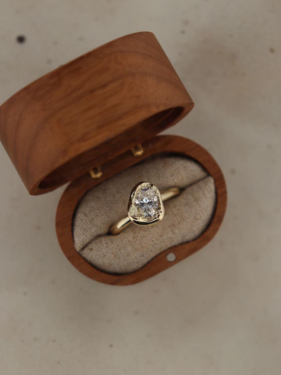 Anillo de Oro con Diamante