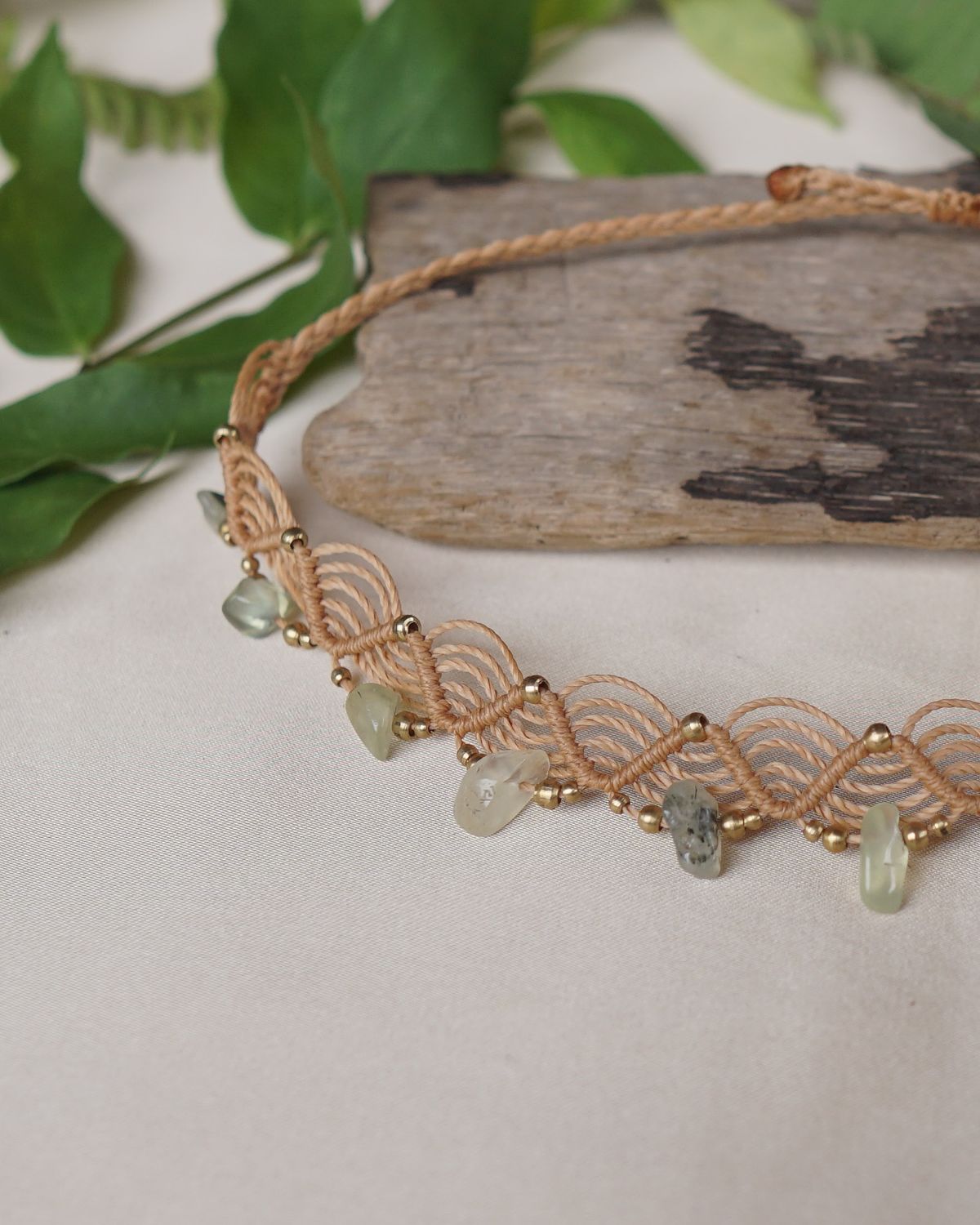 Collar de macramé y piedras naturales