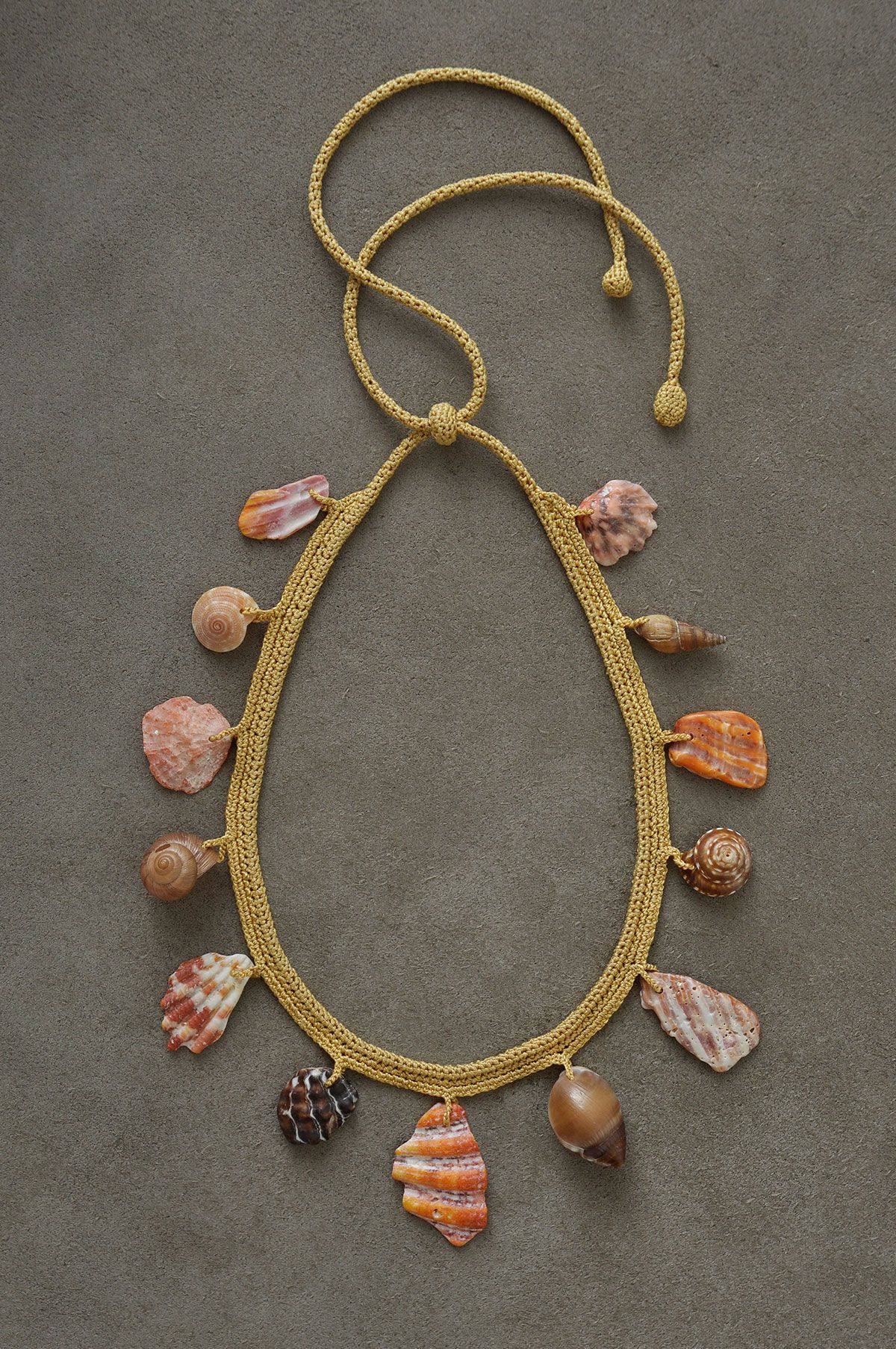 Collar de conchas marinas