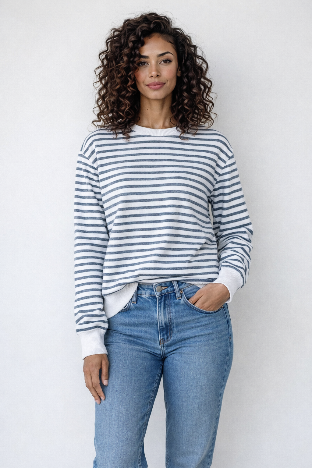 Suéter de rayas blanco y gris