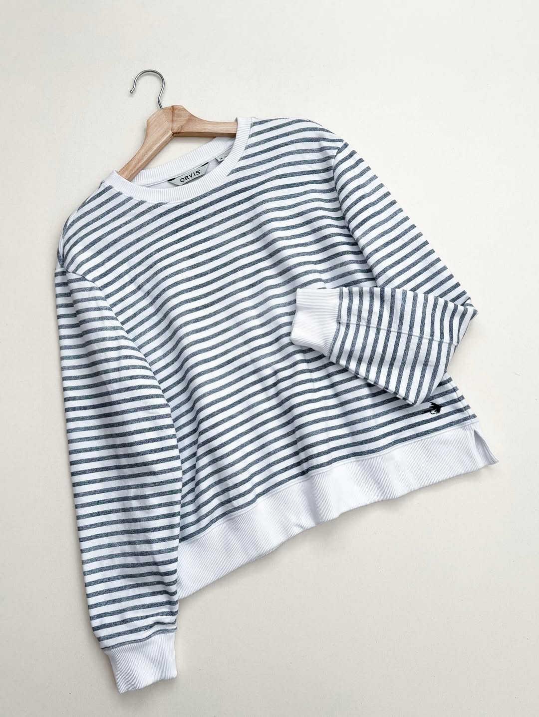 Suéter de rayas blanco y gris