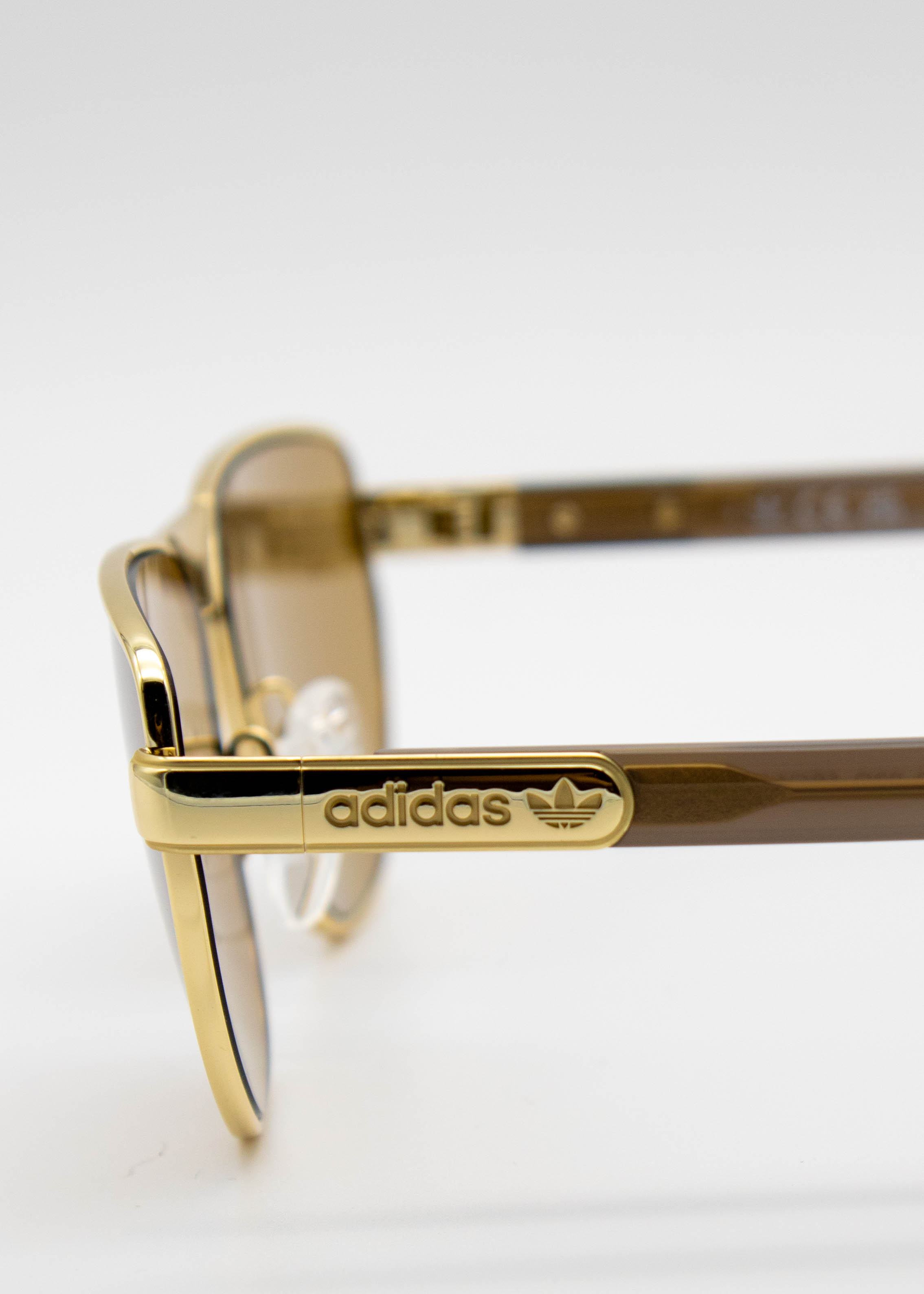 Adidas: Lentes de Sol Dorados