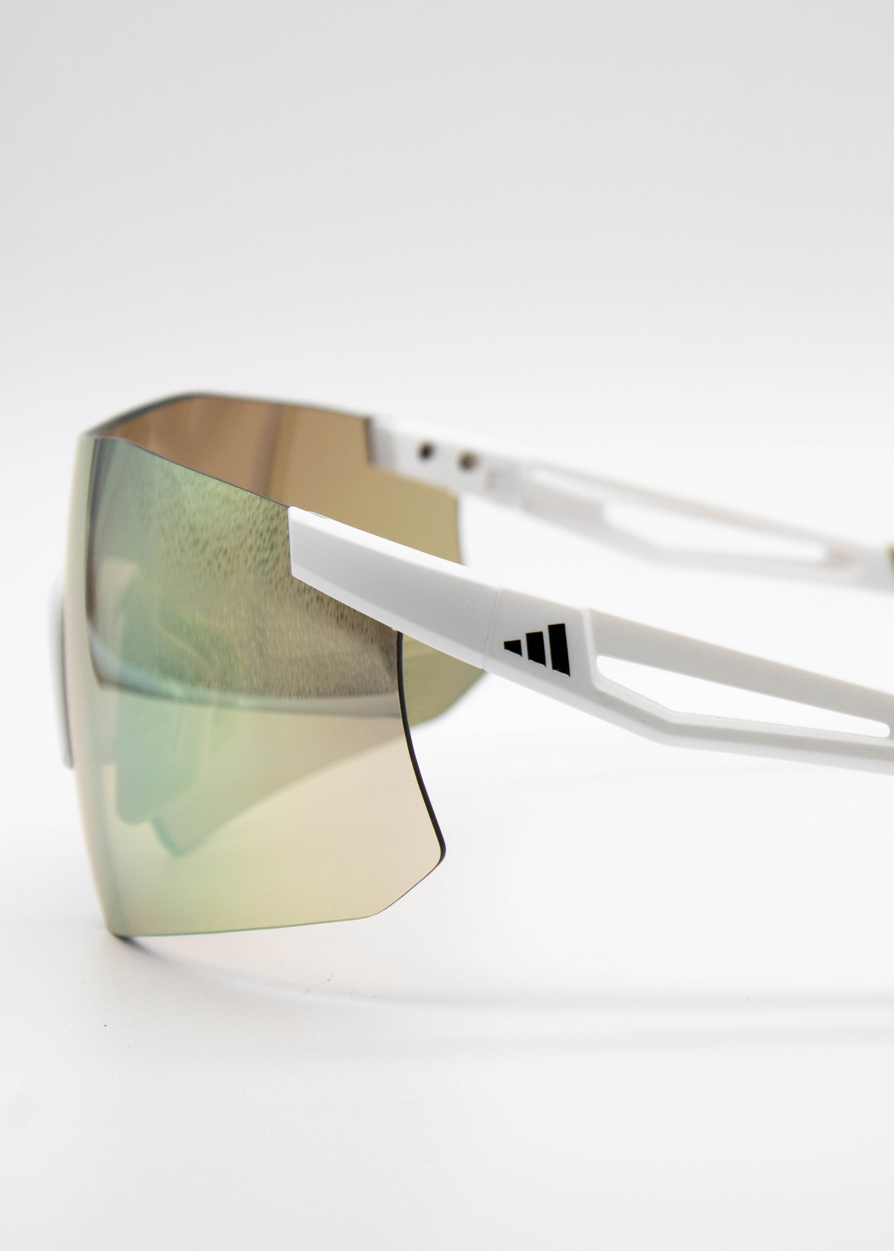 Adidas: Lentes de sol deportivos 