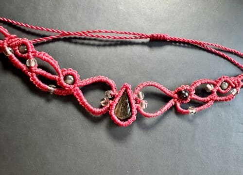 Collar de macramé con obsidiana, cuentas de cuarzo ahumado y obsidiana. 