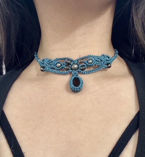 Collar de macramé con cuarzo ahumado y cuentas de pirita.