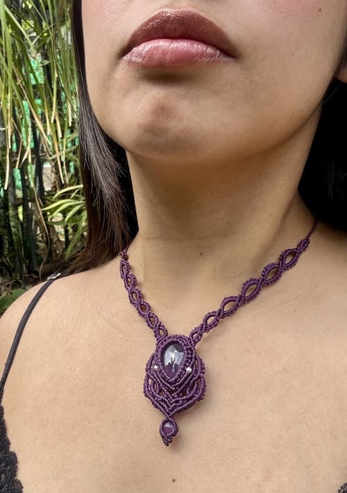 Collar de macramé con amatista