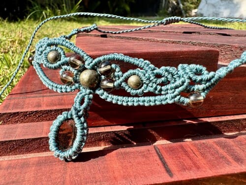 Collar de macramé con cuarzo ahumado y cuentas de pirita.