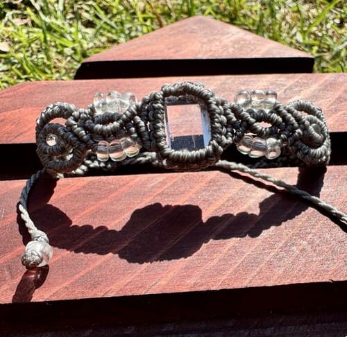 Pulsera artesanal de macramé con cuarzo cristal