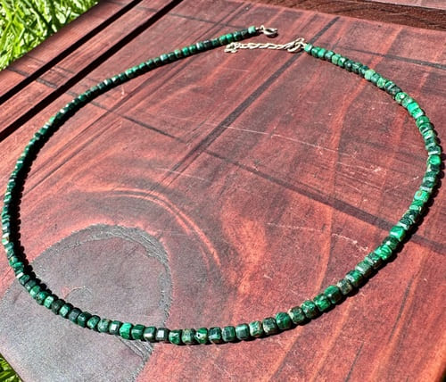 Collar de piedras verdes
