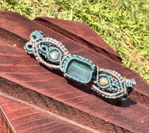 Pulsera artesanal de macramé con labradorita