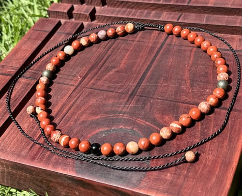 Collar de cuentas de jaspe rojo