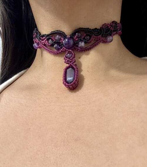 Collar de macramé con amatistas