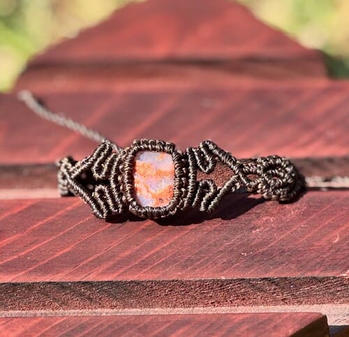 Pulsera artesanal de macramé con ágata roseta