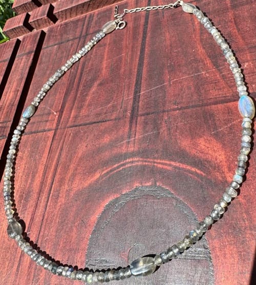 Collar de piedras naturales