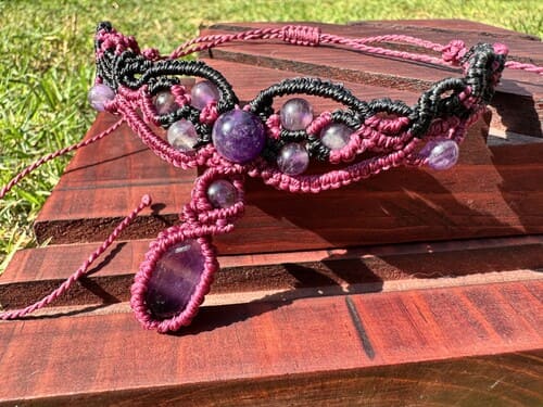 Collar de macramé con amatistas