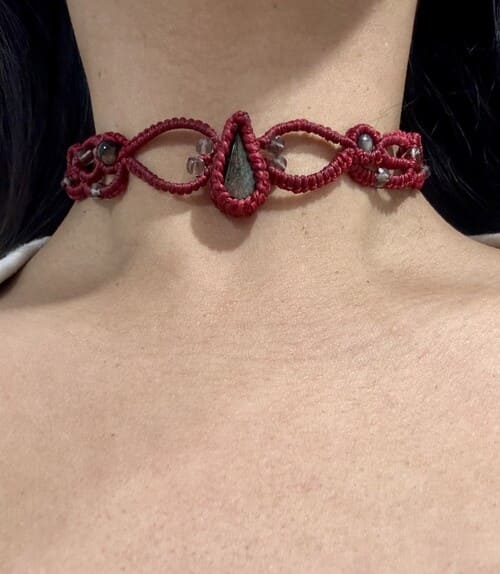 Collar de macramé con obsidiana, cuentas de cuarzo ahumado y obsidiana. 