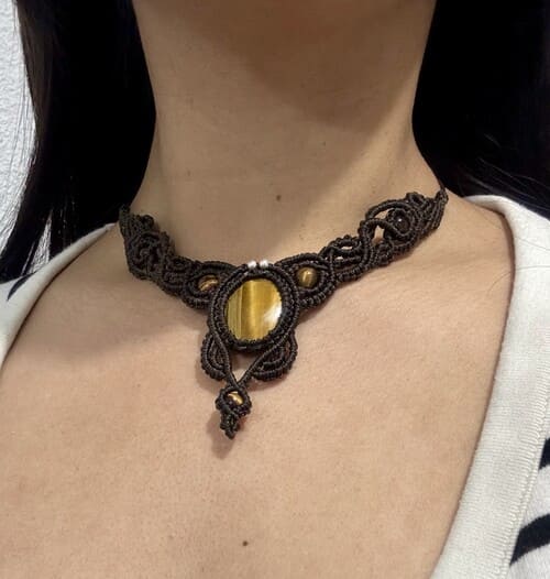 Collar de macramé con ojo de tigre