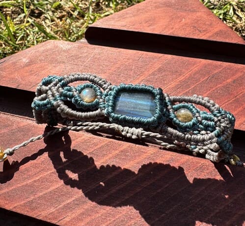 Pulsera artesanal de macramé con labradorita