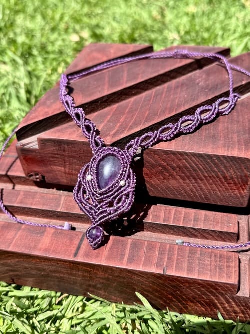 Collar de macramé con amatista