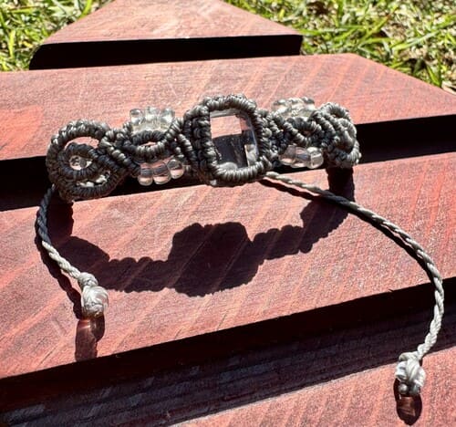 Pulsera artesanal de macramé con cuarzo cristal