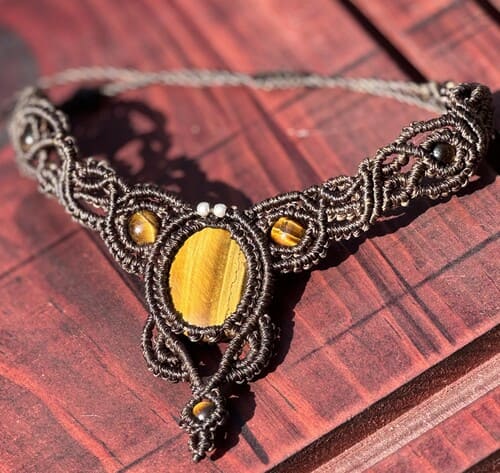 Collar de macramé con ojo de tigre