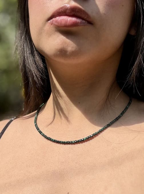 Collar de piedras verdes