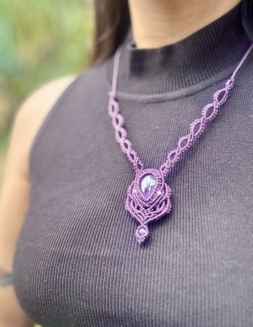 Collar de macramé con amatista