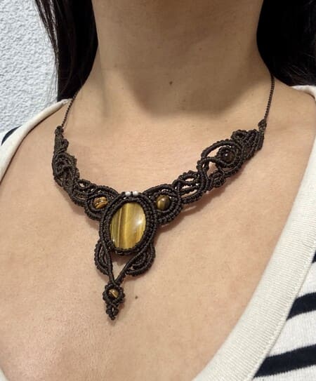 Collar de macramé con ojo de tigre