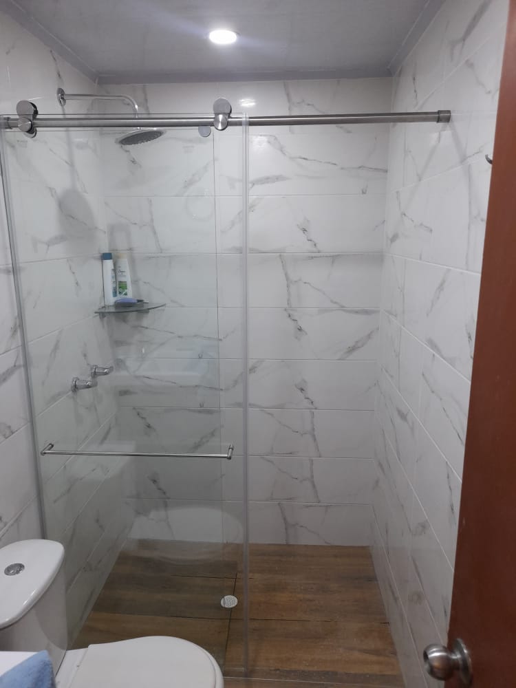 División para baño deslizante en vidrio templado 8 mm