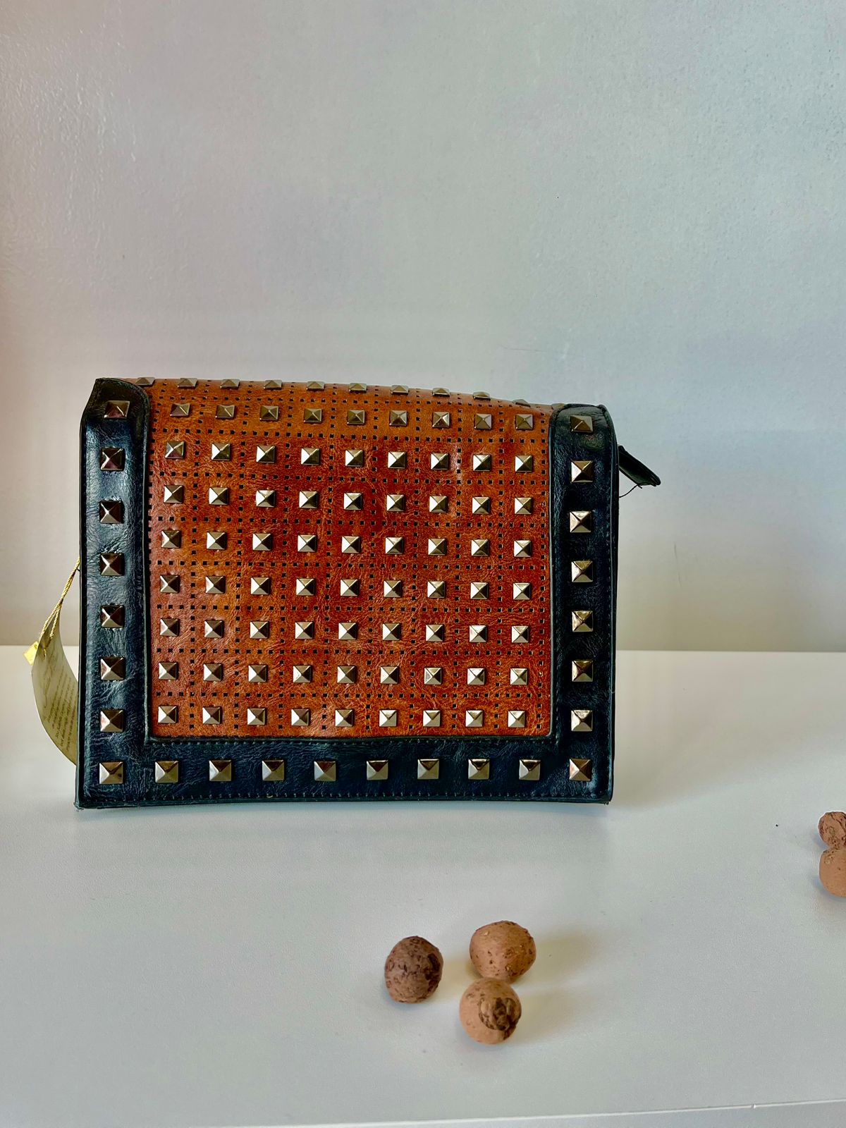 Bolsa de Couro com Tachas