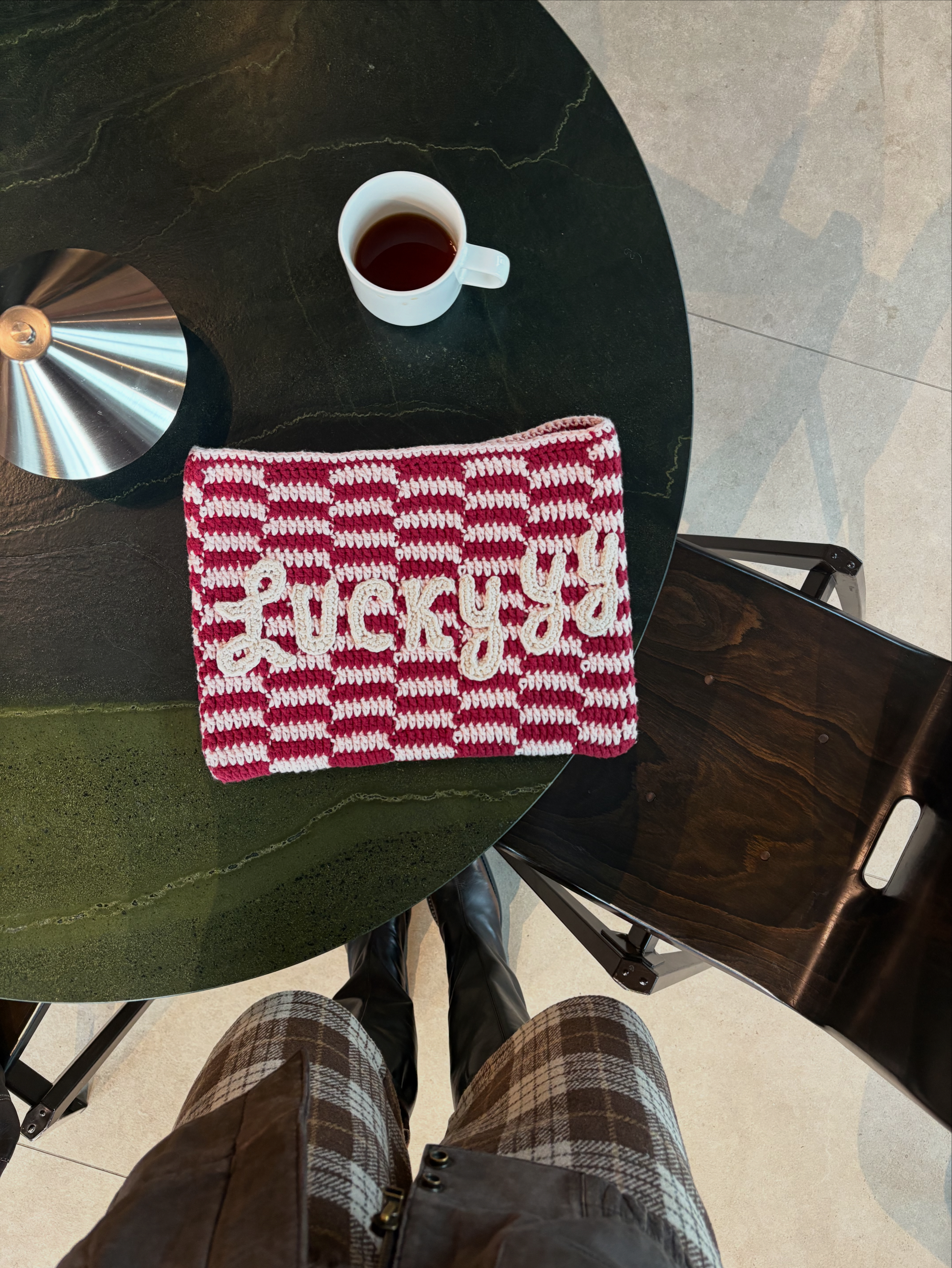 Kompiuterio dėkliukas su juostelių fonu