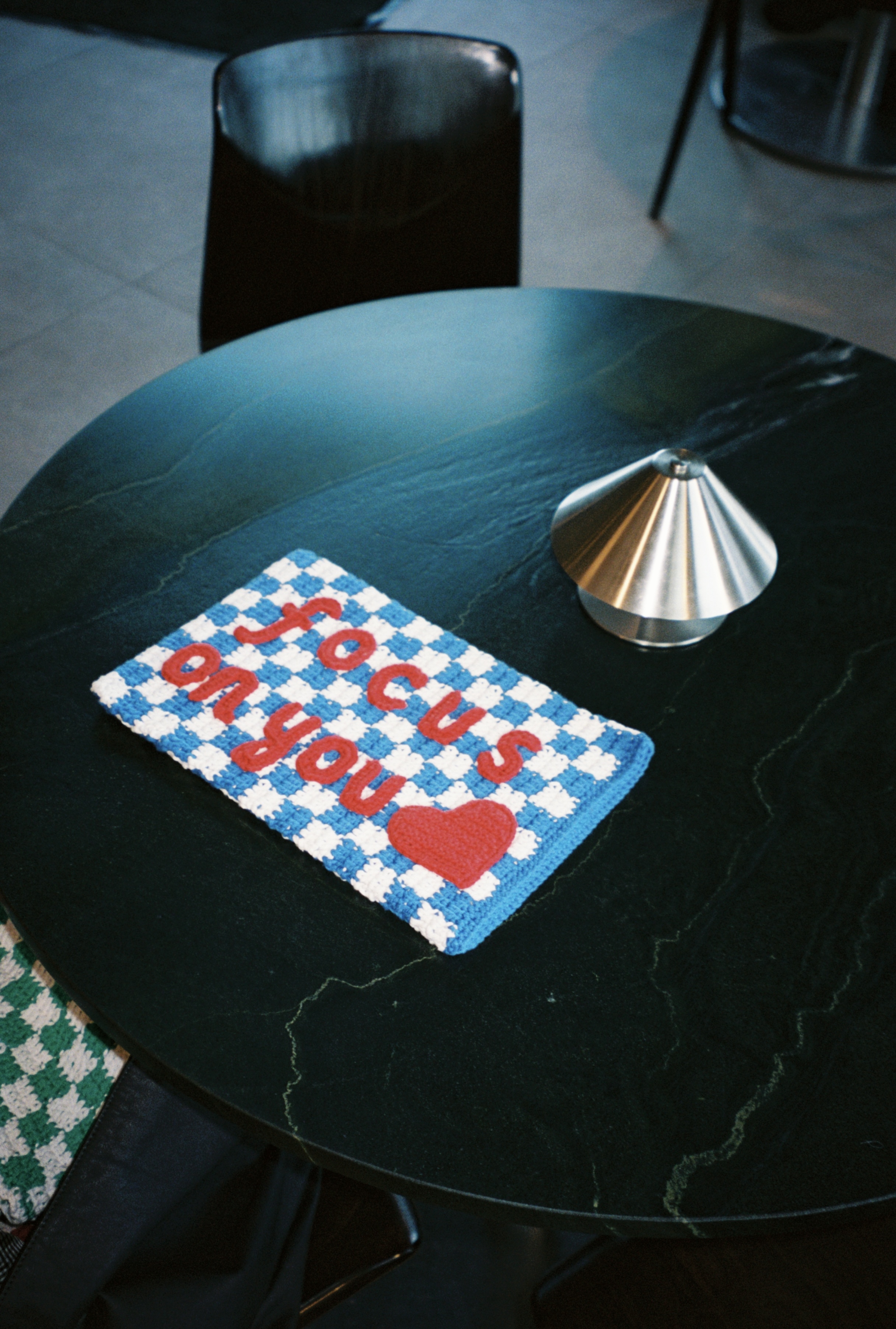 Kompiuterio dėkliukas su kvadratėlių fonu