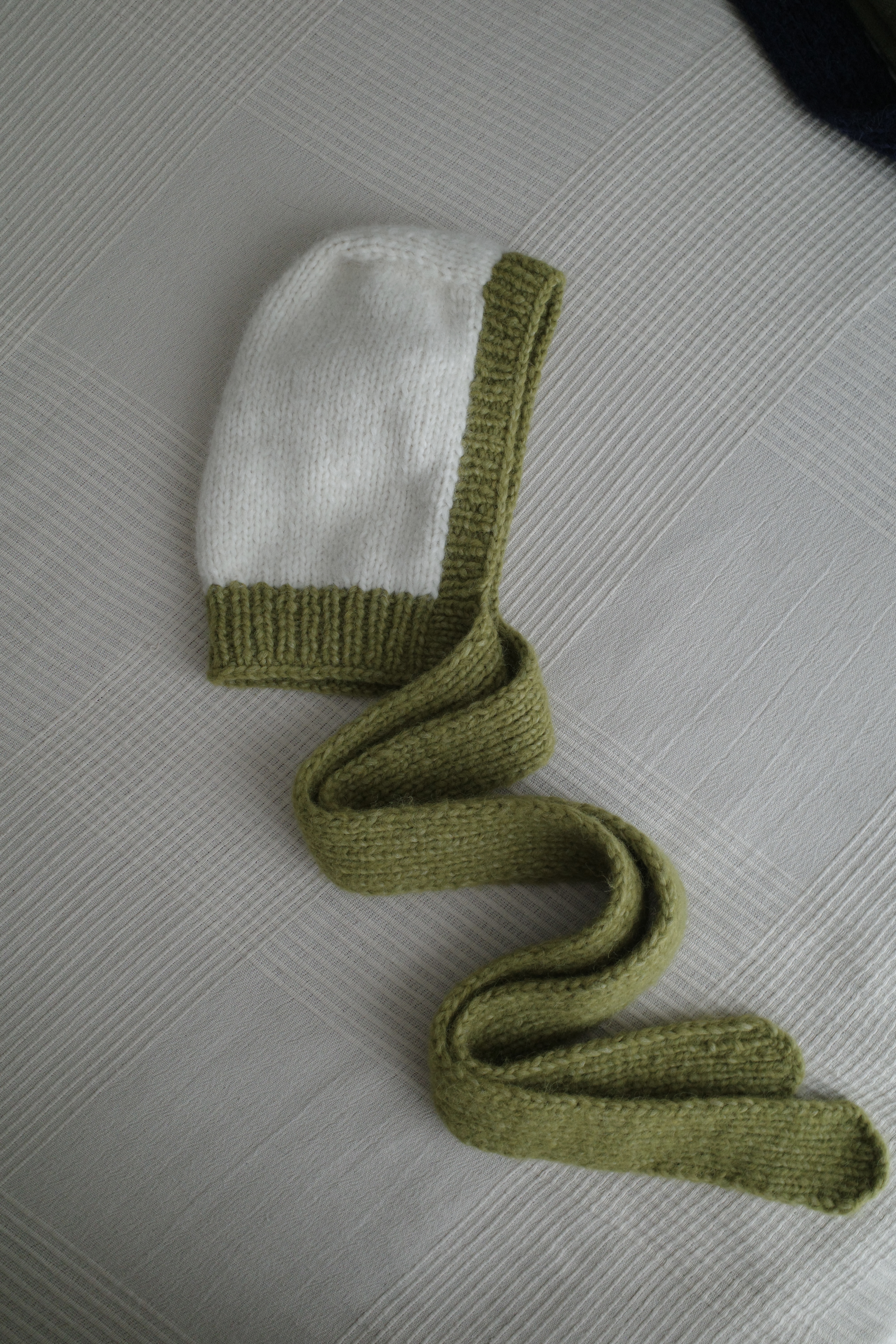 Bonetė - balta su žaliais raišteliais