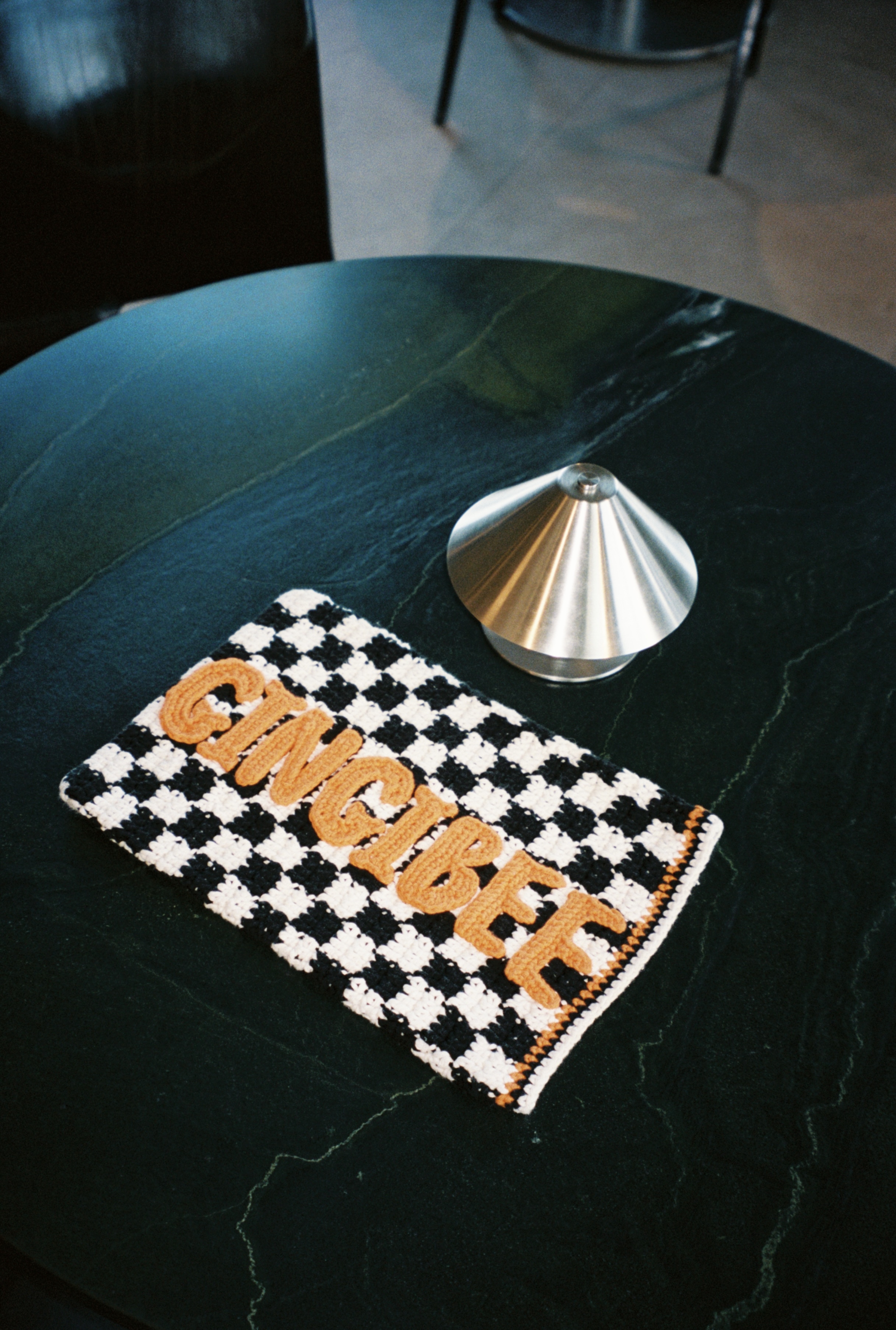 Kompiuterio dėkliukas su kvadratėlių fonu