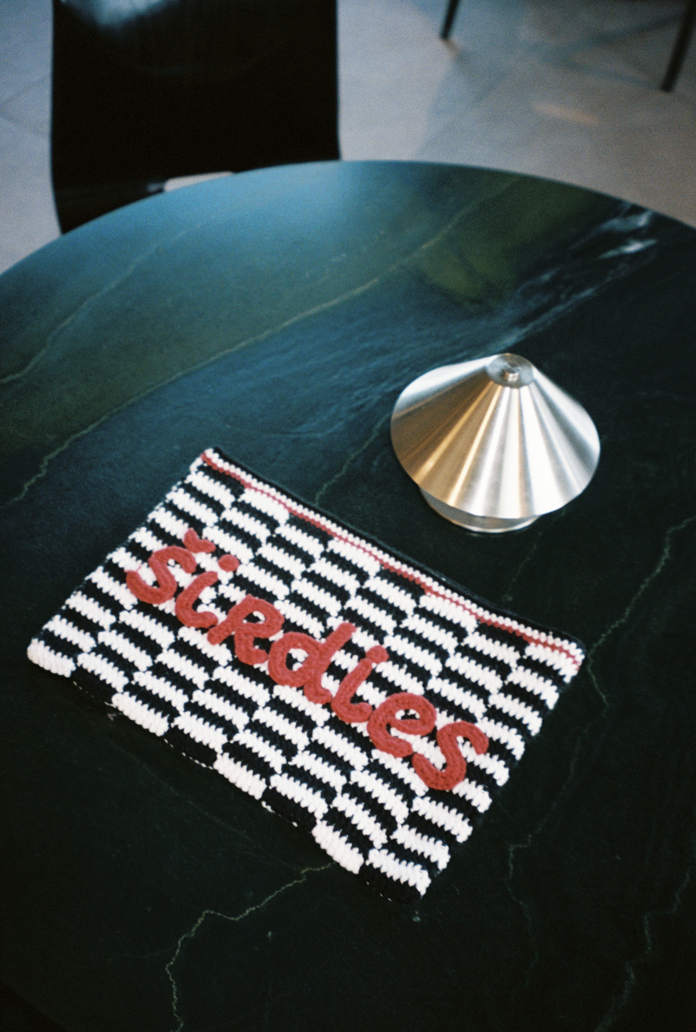 Kompiuterio dėkliukas su juostelių fonu