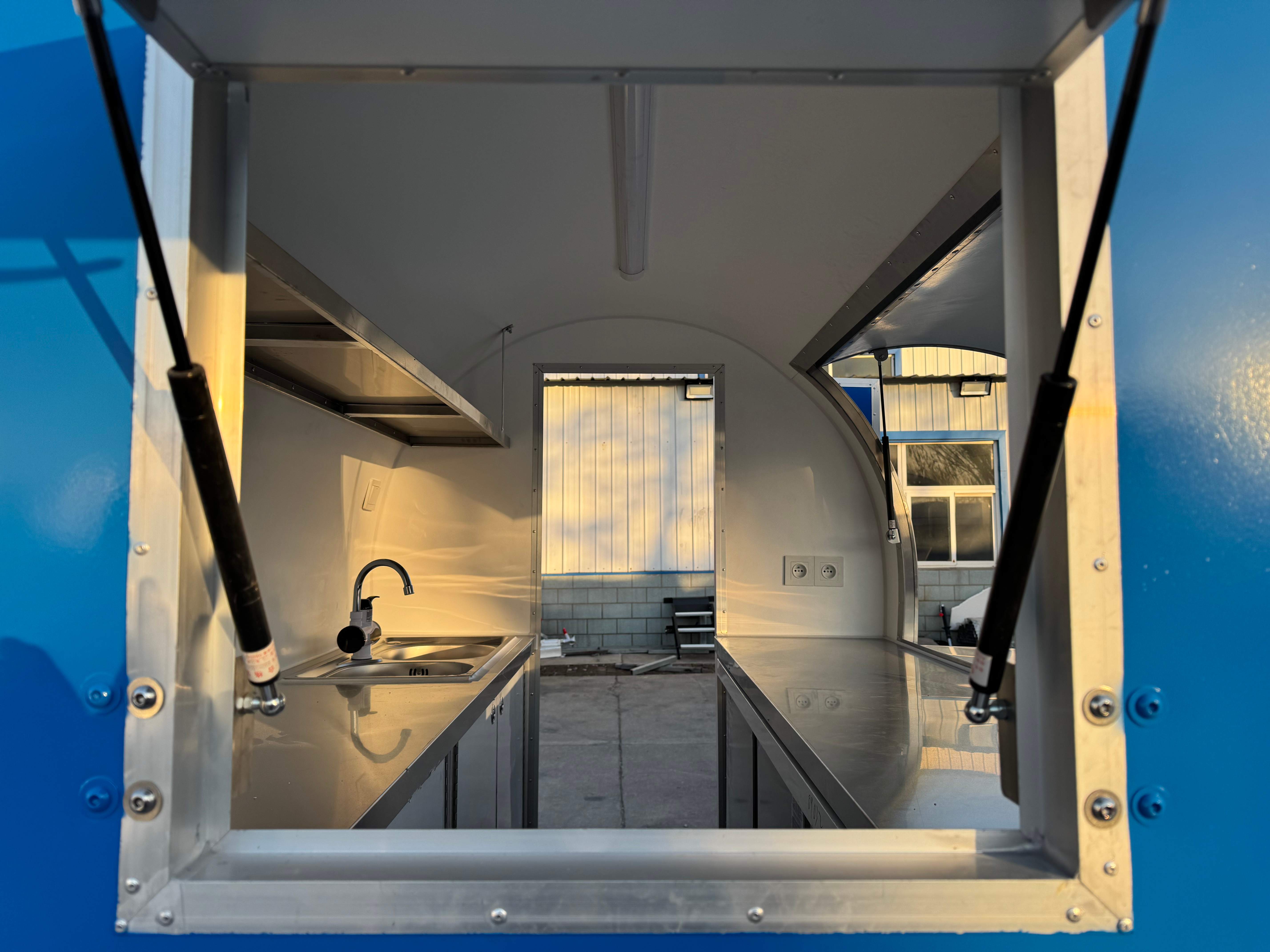 Foodtrailer TF-DR Nouvelle Génération 220x160 Bleu ciel Frigo/congel