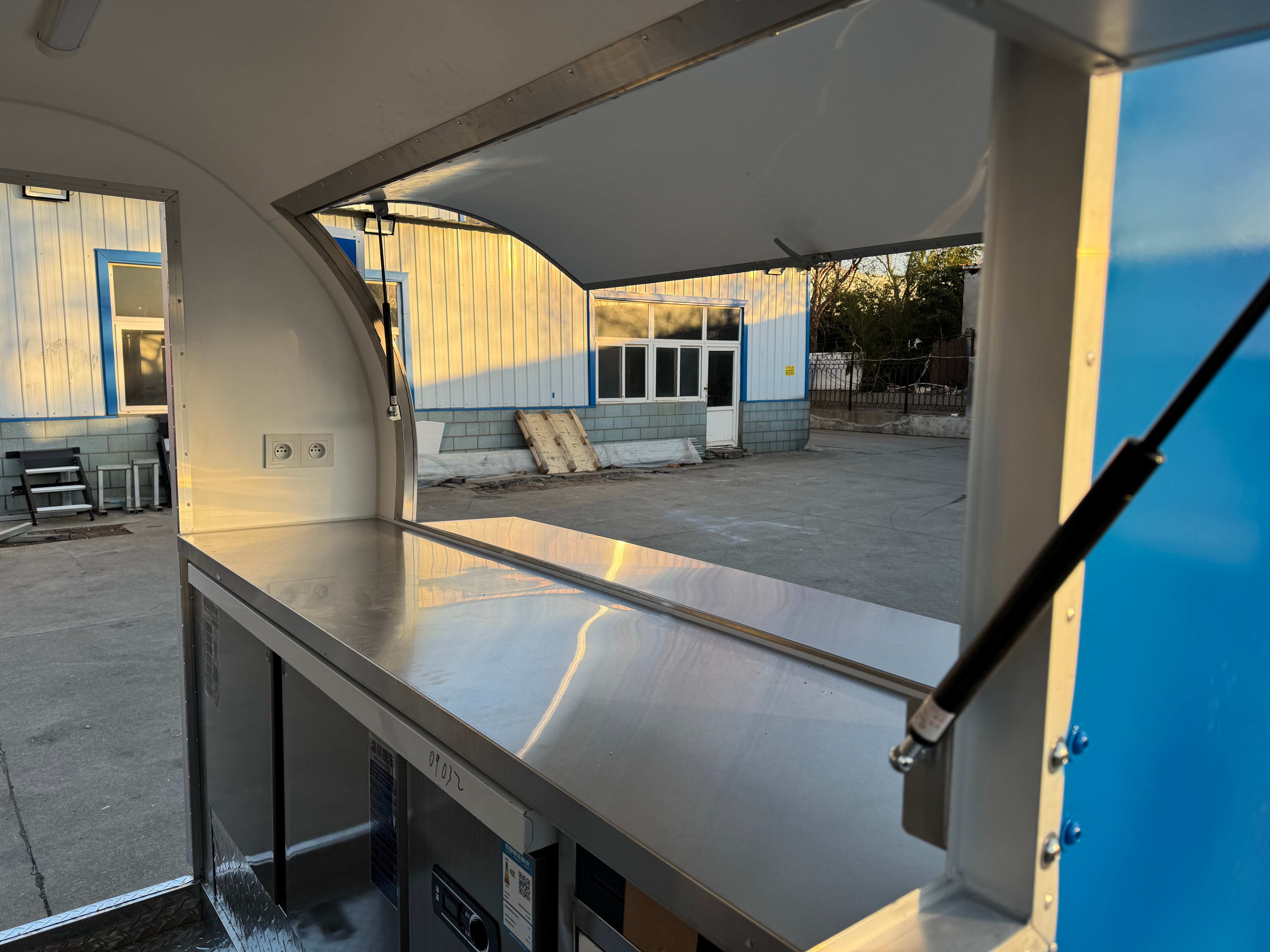 Foodtrailer TF-DR Nouvelle Génération 220x160 Bleu ciel Frigo/congel