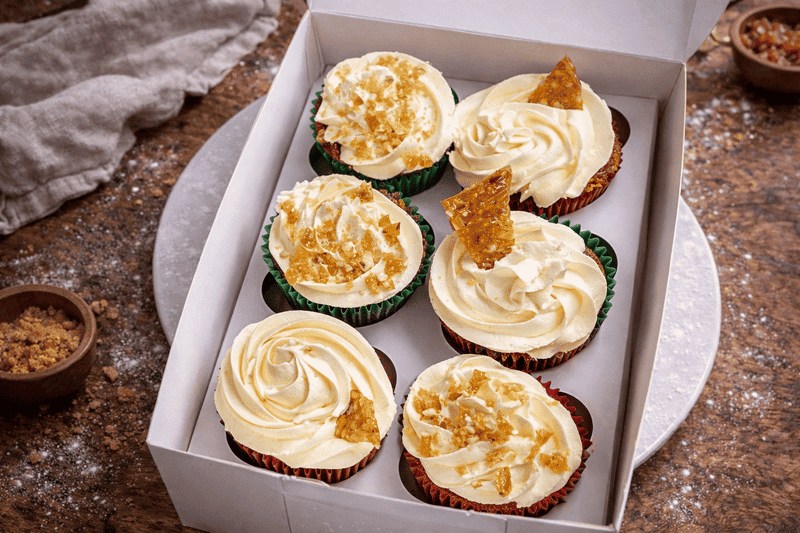 Caja de cupcakes de zanahoria con frosting de queso crema  y praliné de nueces y sal marina