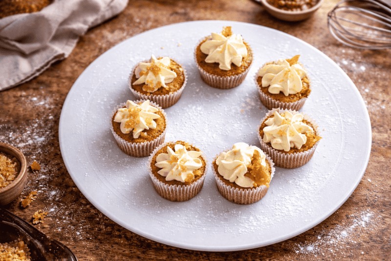 Caja de cupcakes de zanahoria con frosting de queso crema  y praliné de nueces y sal marina