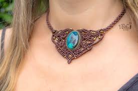 collar de,macrame con piedra ojo de tigre 