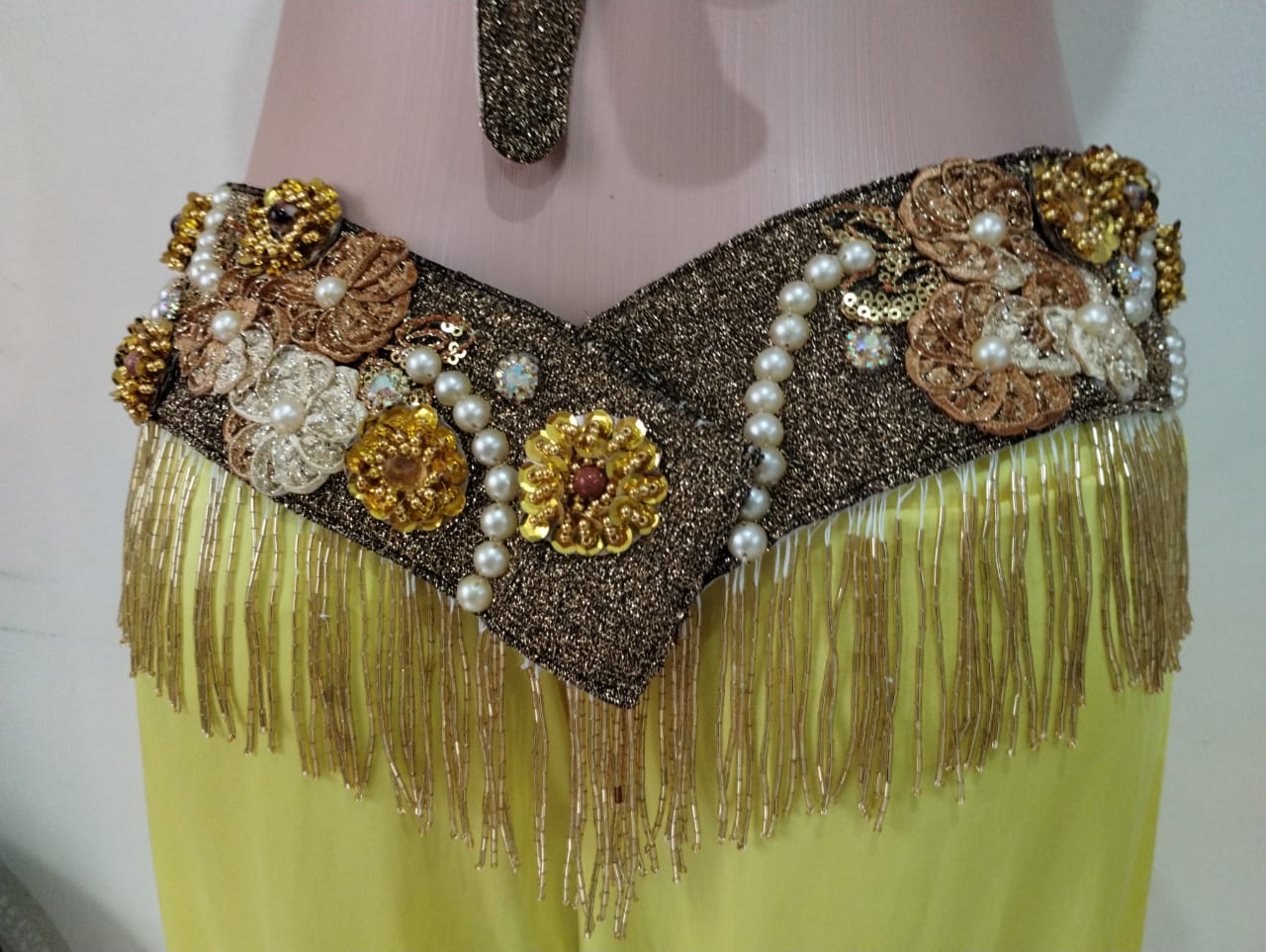 Traje de Dança do Ventre em lamê ouro envelhecido com aplicações e franjas