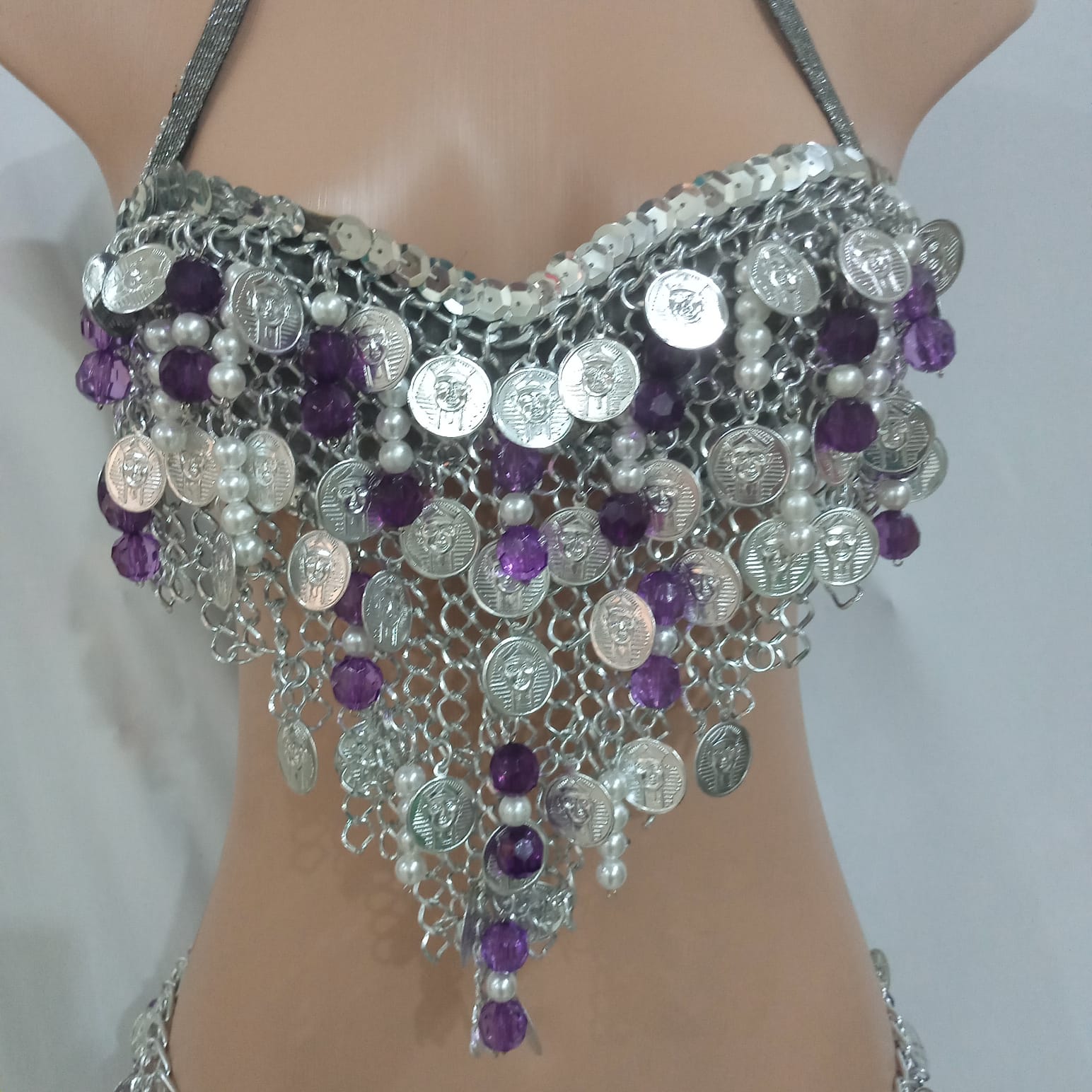Traje de Dança do Ventre com metal, moedas e pedrarias