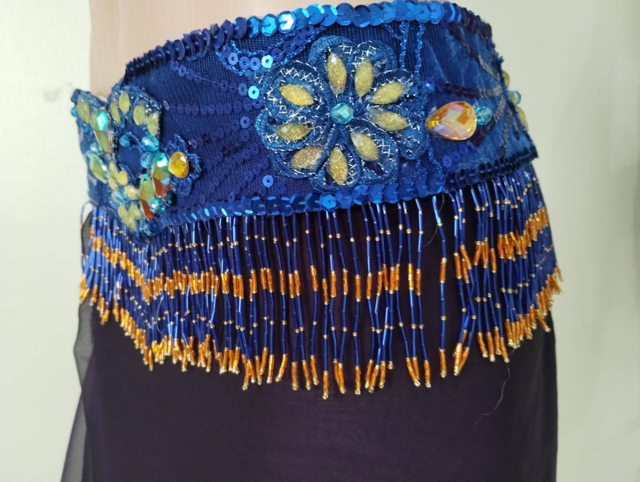 Traje de Dança do Ventre Azul Royal com Aplicações e Franjas 