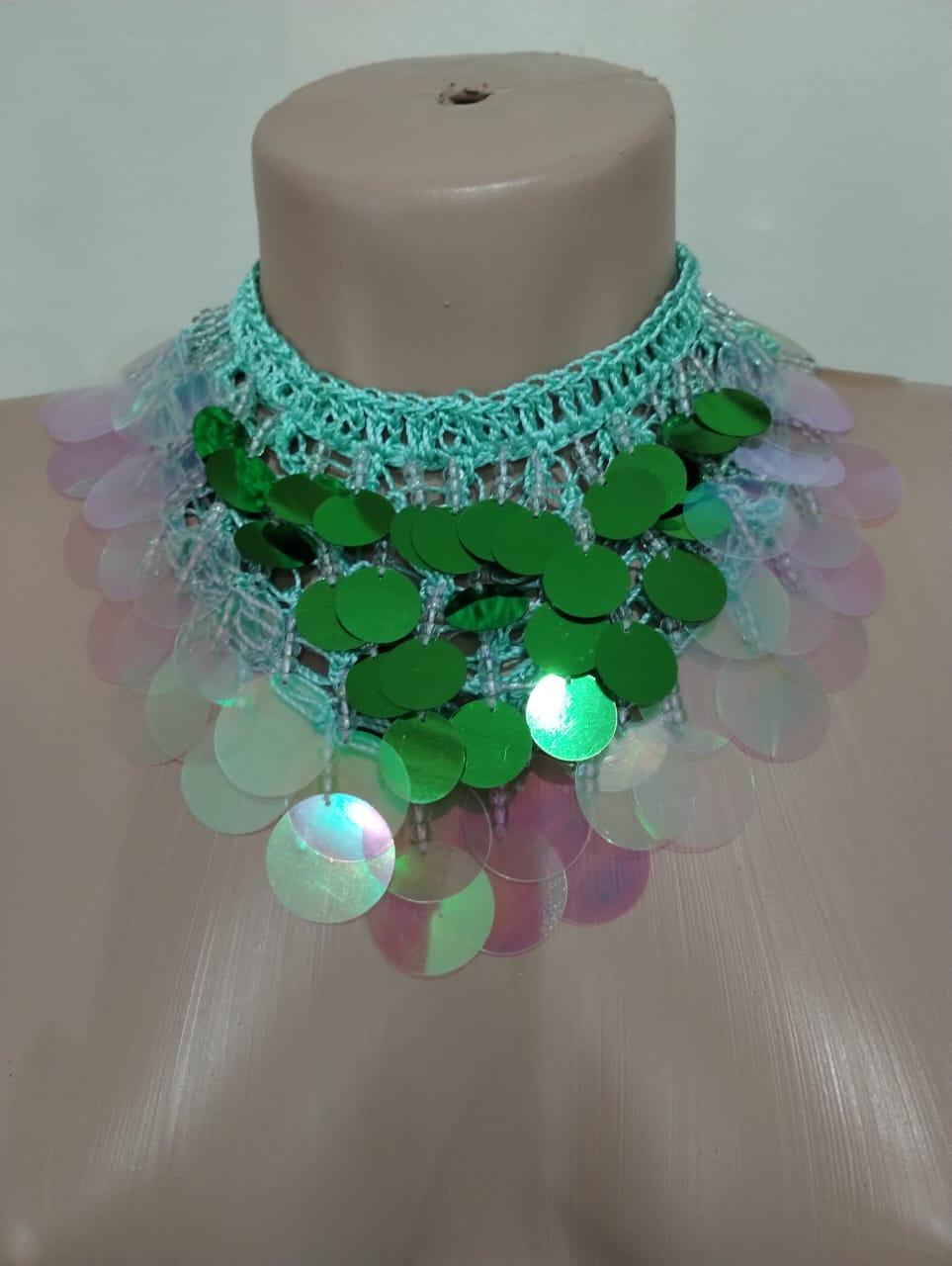 Colar ou testeira em crochê verde água com pastilhas irizadas de 2 tamanhos