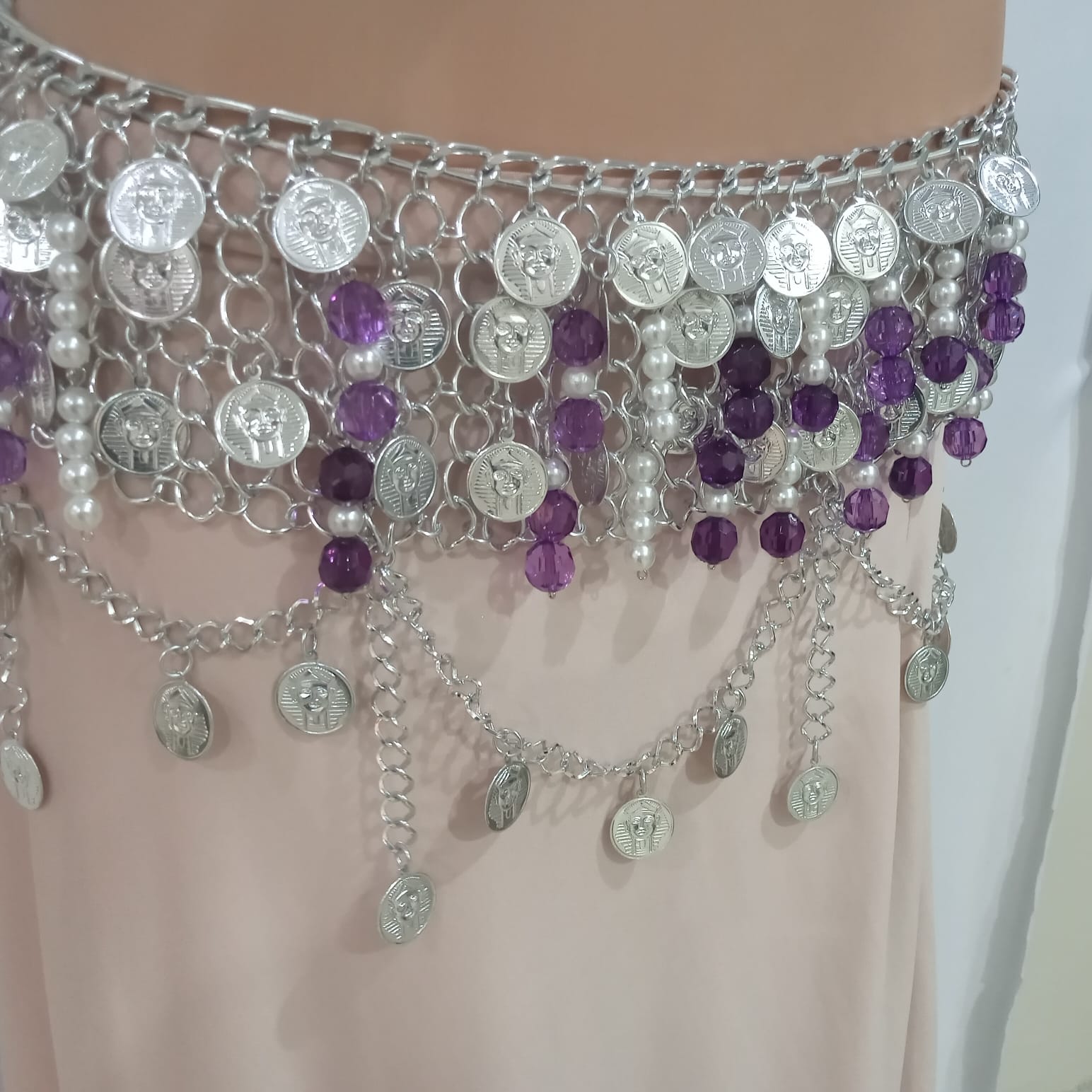 Traje de Dança do Ventre com metal, moedas e pedrarias