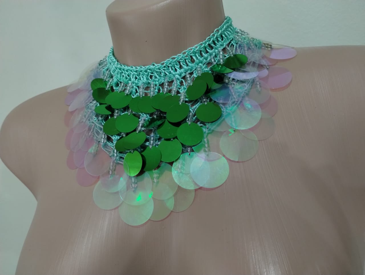 Colar ou testeira em crochê verde água com pastilhas irizadas de 2 tamanhos