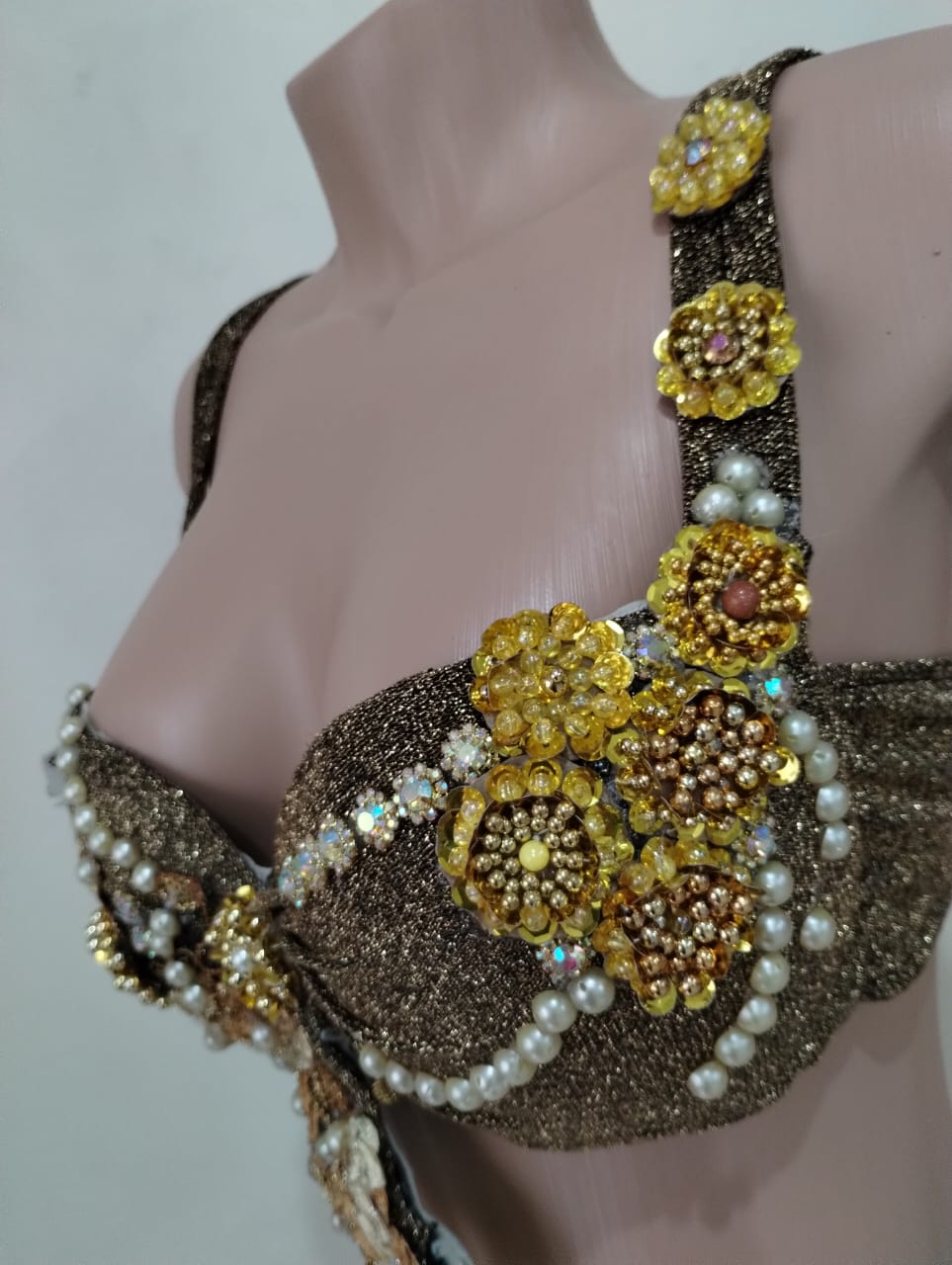 Traje de Dança do Ventre em lamê ouro envelhecido com aplicações e franjas